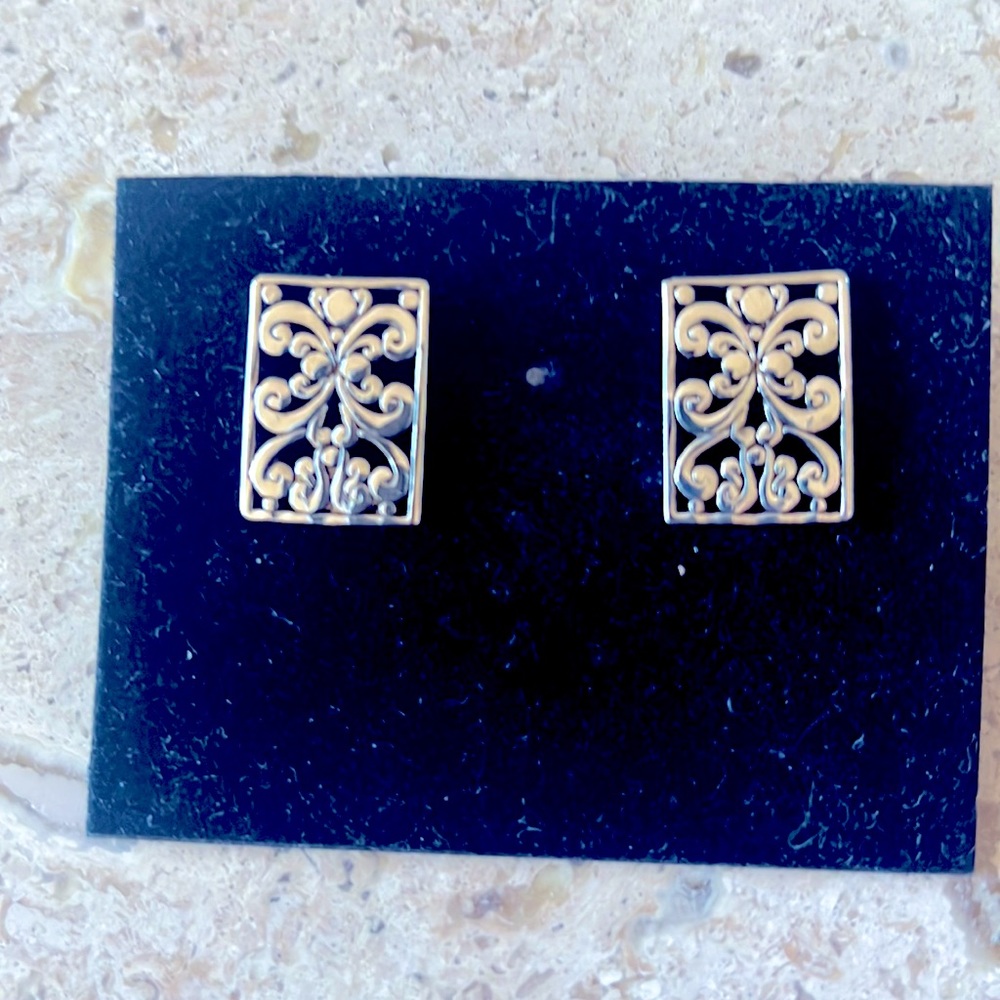 These silver earrings are lightweight and beautiful!